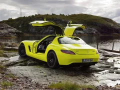Permainan Mercedes-Benz SLS E-Cell Puzzle talian